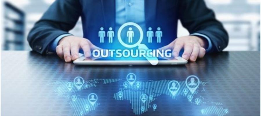 How IT outsourcing can help your business grow? Its Pros and Cons.